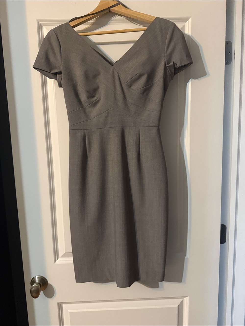 Banana Republic Gray V-Neck Cap Sleeve Sheath Dress